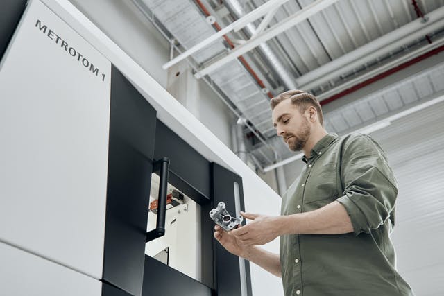 zeiss-metrology-technician-working-on-the-ct-measurement-of-a-workpiece.ts-1622531673041